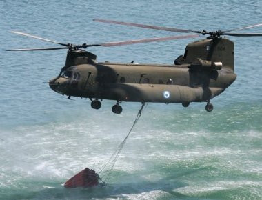 Επιχειρήσεις αεροδιακομιδών και κατάσβεσης δασικών πυρκαγιών από το ΓΕΣ (φωτό)